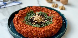 Muhammara İle Sofralara Akdeniz Esintisi Katın Muhammara, özellikle Akdeniz ve Orta Doğu mutfaklarının sevilen mezelerinden biridir. Muhammara, kırmızı biber, ceviz ve zeytinyağı ile hazırlanan, hem lezzetli hem de besleyici bir mezedir. İçerdiği sağlıklı yağlar ve proteinler sayesinde hem enerji verir hem de vücut sağlığını destekler. Ceviz, özellikle omega-3 açısından zengin olmasıyla kalp sağlığını desteklerken, kırmızı biberin içerdiği vitaminler bağışıklık sistemini güçlendirir. Konulu bir haber görseli.