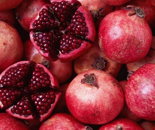 Nar, binlerce yıldır farklı kültürlerde bereketin, bolluğun ve sağlığın simgesi olmuştur. Antik dönemlerden günümüze kadar gerek mitolojide gerekse dini inanışlarda kendine özel bir yer edinmiştir. Doğu toplumlarında özellikle kış aylarında tüketilen nar, sağlıkla ilişkilendirilmiş ve çeşitli ritüellerde sembol olarak kullanılmıştır. Konulu bir haber görseli.