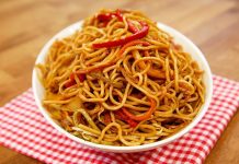 Noodle, Asya mutfağının en bilinen yiyeceklerinden biridir. Tarihi binlerce yıl öncesine kadar uzanan bu yiyecek, özellikle Çin, Japonya, Kore ve Tayland gibi ülkelerde büyük bir kültürel değer taşır. Pirinç, buğday veya yumurta gibi farklı malzemelerle hazırlanabilen noodle, bölgeden bölgeye farklılık gösterir. Çin mutfağında genellikle buğday unuyla yapılan versiyonları tercih edilirken, Japonya’da ramen ve soba çeşitleri öne çıkar. Konulu bir haber görseli.