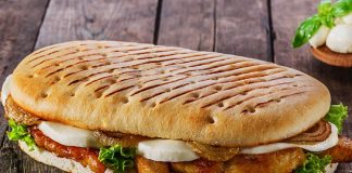 Panini, İtalyan mutfağının en sevilen ve hızlı atıştırmalık seçeneklerinden biridir. Kelime anlamı olarak “küçük ekmekler” anlamına gelen panini, İtalya’da özellikle öğle yemeklerinde tercih edilir. Geleneksel olarak ciabatta veya focaccia ekmeği kullanılarak hazırlanan panini, peynir, et ve sebzelerle zenginleştirilir. Konulu bir haber görseli.
