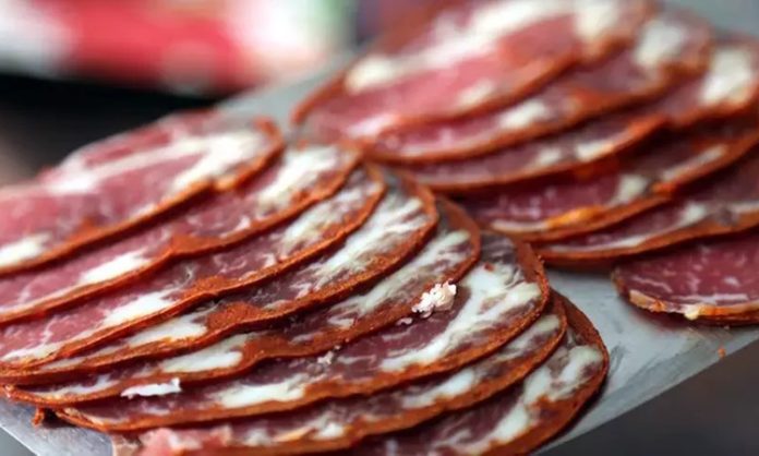 Pastırma Dilimi Sofraların Vazgeçilmez Lezzeti Pastırma dilimi, Türk mutfağının köklü geleneklerinden günümüze taşınmış, eşsiz aroması ve yoğun lezzetiyle sofralarda özel bir yere sahip olan bir üründür. Kayseri başta olmak üzere Anadolu’nun farklı bölgelerinde üretilen pastırma, ince dilimlenerek tüketildiğinde hem kahvaltılarda hem de yemeklerde ayrı bir tat sunar. Yüzyıllardır varlığını koruyan bu özel lezzet, günümüzde de sofraların en çok aranan ürünleri arasında yer almaktadır. Konulu bir haber görseli.