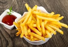 Patates kızartması, dünya genelinde en çok tüketilen atıştırmalıklardan biri olarak bilinir. Kökeni 18. yüzyıl Avrupa’sına dayanan bu lezzetli yiyecek, özellikle Belçika ve Fransa’da gelişmiştir. Küçük doğranmış patatesler, yağda kızartılarak altın sarısı bir renge kavuşur ve çıtır bir doku elde edilir. Konulu bir haber görseli.