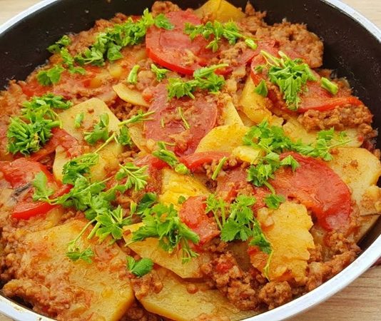 Patates oturtma, Türk mutfağının geleneksel tarifleri arasında önemli bir yere sahiptir. Hem doyurucu hem de lezzetli oluşuyla nesilden nesile aktarılan bu yemek, özellikle ev sofralarının vazgeçilmezlerinden biridir. Patatesin tok tutucu özelliği ile kıymanın besleyici gücü birleştiğinde ortaya çıkan uyum, damaklarda iz bırakan bir tat oluşturur. Konulu bir haber görseli.
