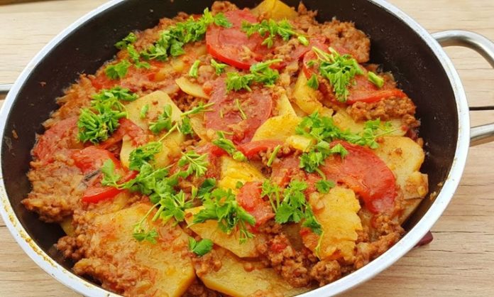 Patates oturtma, Türk mutfağının geleneksel tarifleri arasında önemli bir yere sahiptir. Hem doyurucu hem de lezzetli oluşuyla nesilden nesile aktarılan bu yemek, özellikle ev sofralarının vazgeçilmezlerinden biridir. Patatesin tok tutucu özelliği ile kıymanın besleyici gücü birleştiğinde ortaya çıkan uyum, damaklarda iz bırakan bir tat oluşturur. Konulu bir haber görseli.