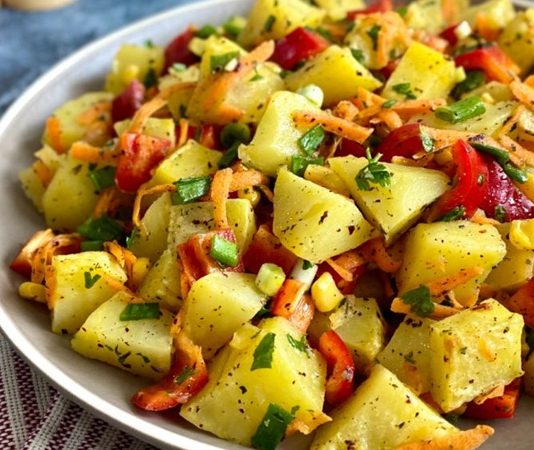 Patates salatası, dünya mutfaklarında olduğu gibi Türk mutfağında da popüler bir meze olarak öne çıkar. Hem pratik hem de doyurucu oluşu, özellikle davet sofralarında ve günlük yemeklerde tercih edilmesini sağlar. Bu salata, patatesin doğal lezzetiyle diğer malzemelerin uyumunu ön plana çıkaran hafif ve besleyici bir seçenektir. Konulu bir haber görseli.