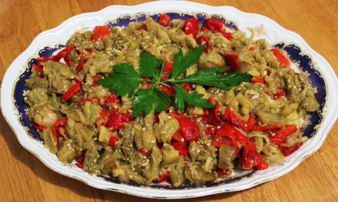 Patlıcan Salatası İle Sofralara Hafif Ve Lezzetli Dokunuş Patlıcan salatası, özellikle Akdeniz ve Ege mutfağının sevilen mezelerinden biridir ve hem hafifliği hem de besleyici özelliği ile öne çıkar. Patlıcan salatası, közlenmiş patlıcan, biber, sarımsak, limon ve zeytinyağı ile hazırlanan, ferahlatıcı ve sağlıklı bir mezedir. Patlıcan, lif ve vitamin açısından zengindir, sindirim sistemini destekler ve tokluk hissi yaratır. Zeytinyağı ve limon ise hem aroma hem de sağlıklı yağ alımı açısından önemli katkılar sağlar. Konulu bir haber görseli.