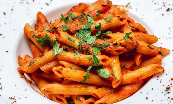 Penne Arabiata: Baharatlı ve Lezzetli İtalyan Makarnası İtalyan mutfağının vazgeçilmezlerinden biri olan penne arabiata, baharatlı sosu ve pratik hazırlanışıyla dünya genelinde popüler bir yemek hâline gelmiştir. “Arabiata” kelimesi İtalyanca’da “öfkeli” anlamına gelir ve yemeğin acı kırmızı biberleriyle karakterize edilen lezzetini tanımlar. Bu özel makarna, özellikle hızlı ve lezzetli bir öğün arayanların favorisi olmuştur. Konulu bir haber görseli.