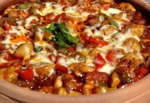 Güveç yemekleri, Türk mutfağının en sevilen lezzetlerinden biridir. Özellikle peynirli mantar güveç, hem pratik hazırlanışı hem de zengin aromasıyla sofraların vazgeçilmezi haline gelmiştir. Mantarın kendine özgü aroması, peynirin kremamsı dokusuyla birleştiğinde ortaya enfes bir tat çıkar. Bu yemek, özellikle akşam yemeklerinde hem ana yemek hem de garnitür olarak tercih edilebilir. Konulu bir haber görseli.