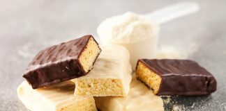 Günümüzde protein barlar, sporcular, yoğun çalışanlar ve sağlıklı beslenmeyi tercih eden kişiler arasında giderek popülerleşiyor. Bu barlar, pratik ve taşınabilir yapıları sayesinde, hızlı enerji ve protein ihtiyacını karşılamak için ideal bir seçenek sunuyor. Protein barlar, özellikle spor sonrası kas onarımı ve tok kalma süresi açısından önemli bir rol oynuyor. Konulu bir haber görseli.