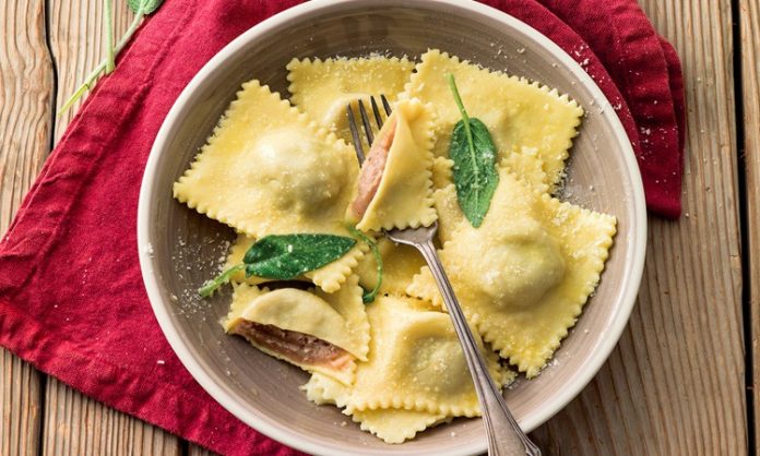 Ravioli İtalyan Mutfağının Dolgulu Makarna Lezzeti Ravioli, İtalyan mutfağının klasikleşmiş dolma makarna çeşitlerinden biridir. Genellikle küçük kare veya yarım ay şekillerinde hazırlanır ve iç harcı çeşitli malzemelerle doldurulur. Bu makarna türü, Orta Çağ’a kadar uzanan köklü bir geçmişe sahiptir ve İtalya’nın farklı bölgelerinde farklı içeriklerle hazırlanır. Konulu bir haber görseli.