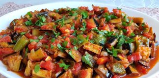 Şakşuka, özellikle Türk mutfağının sevilen sebze yemeklerinden biridir ve hem görselliği hem de lezzeti ile öne çıkar. Şakşuka, kızartılmış patlıcan, biber, domates ve sarımsak ile hazırlanan, hafif ve besleyici bir yemektir. İçerdiği sebzeler, vitamin ve mineral açısından zengin olduğu için vücuda enerji sağlar ve bağışıklık sistemini destekler. Zeytinyağı ile yapılan şakşuka, sağlıklı yağ alımını destekler ve kalp sağlığına katkıda bulunur. Konulu bir haber görseli.