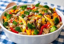 Sebzeli Makarna: Sağlıklı Ve Lezzetli Bir Öğün Sebzeli makarna, sağlıklı beslenmeyi önemseyenlerin ve hafif öğünleri tercih edenlerin mutfağında sıkça yer alır. Taze sebzelerin makarna ile birleşmesi, hem lezzet hem de besin değeri açısından oldukça zengindir. Özellikle yaz aylarında, sebzelerin mevsiminde kullanılmasıyla ortaya çıkan renkli ve doyurucu sunumlar, sofraları şenlendirir. Konulu bir haber görseli.