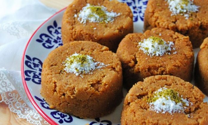 Şekersiz Yemekler Sağlıklı ve Tatlı Alternatifler Günümüzde sağlıklı yaşam trendleri arasında ön plana çıkan şekersiz yemekler, fazla şeker tüketiminden kaynaklanan sağlık sorunlarını azaltmayı hedefler. Şekerin sınırlanması, kilo kontrolünü kolaylaştırır, kan şekeri seviyesini dengeler ve diyabet riskini düşürür. Bu sayede hem fiziksel sağlık korunur hem de enerji seviyeleri dengede tutulur. Tüm haber detayı için tıklayınız.