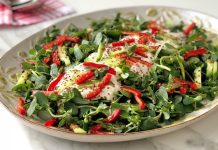 Semizotu Salatası, özellikle yaz aylarında sofraları süsleyen, ferahlatıcı ve sağlıklı bir salata çeşididir. Semizotunun kendine has tadı ve kıtır dokusu, bu salatayı farklı kılan başlıca unsurlardandır. Salatanın kökeni Anadolu mutfağına dayanmakla birlikte, Akdeniz ve Orta Doğu mutfaklarında da uzun yıllardır sofralarda yer alır. Konulu bir haber görseli.