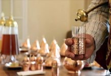 Şerbet, tarih boyunca özellikle Osmanlı mutfağında önemli bir yere sahip olmuştur. Tatlı ve aromatik içeriğiyle sofraları süsleyen bu içecek, hem ferahlatıcı hem de kültürel bir simge olarak kabul edilir. Geleneksel olarak meyve özleri, baharatlar ve şeker ile hazırlanan şerbet, yüzyıllardır soğuk ve sıcak şekilde tüketilmektedir. Konulu bir haber görseli.