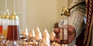 Şerbet: Gelenekten Gelen Tatlı Ferahlık Şerbet, tarih boyunca özellikle Osmanlı mutfağında önemli bir yere sahip olmuştur. Tatlı ve aromatik içeriğiyle sofraları süsleyen bu içecek, hem ferahlatıcı hem de kültürel bir simge olarak kabul edilir. Geleneksel olarak meyve özleri, baharatlar ve şeker ile hazırlanan şerbet, yüzyıllardır soğuk ve sıcak şekilde tüketilmektedir. Konulu bir haber görseli.