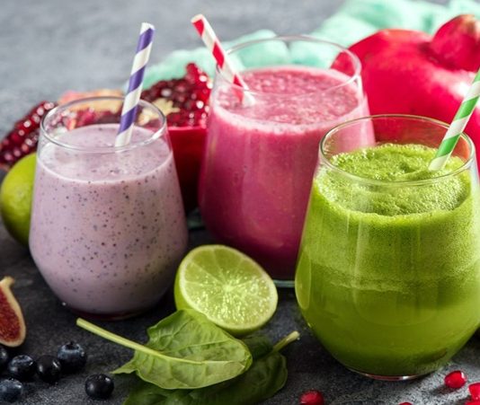 Smoothie, taze meyve ve sebzelerin blender yardımıyla püre haline getirilmesiyle hazırlanan sağlıklı içeceklerdir. Son yıllarda sağlıklı beslenme trendlerinin yükselmesiyle birlikte smoothie tüketimi oldukça artmıştır. Bu içecekler, vitamin ve mineral açısından zengin oldukları için hem enerji verir hem de bağışıklık sistemini güçlendirir. Konulu bir haber görseli.