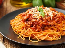 İtalyan mutfağının vazgeçilmezlerinden biri olan spagetti bolognese, hem pratik hazırlanışı hem de lezzetli sosuyla dünya genelinde sofralarda yer alıyor. Kıyma ve domates sosunun uyumu, spagetti ile birleştiğinde ortaya doyurucu ve lezzetli bir yemek çıkıyor. Bu yemek, özellikle akşam yemeklerinde hem ana yemek hem de hızlı bir öğün alternatifi olarak tercih ediliyor. Konulu bir haber görseli.