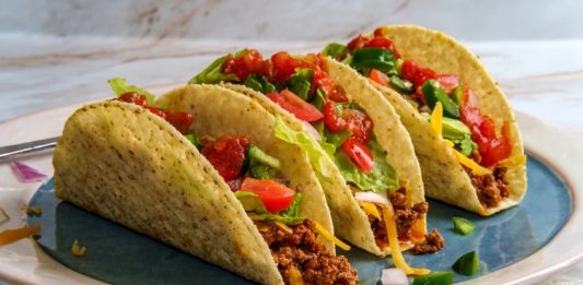 Taco: Meksika Mutfağının Efsane Sokak Lezzeti Taco, Meksika mutfağının en bilinen ve sevilen sokak lezzetlerinden biridir. Mısır veya buğday bazlı tortilla içine çeşitli malzemelerin doldurulmasıyla hazırlanır. Tarihi, yüzyıllar öncesine dayanan taco, Meksika halkının günlük beslenmesinde önemli bir yere sahiptir. Konulu bir haber görseli.