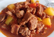 Türk mutfağının köklü yemeklerinden biri olan tas kebabı, hem Anadolu sofralarının vazgeçilmez lezzetlerinden biri hem de kültürel bir miras olarak öne çıkar. Osmanlı döneminden günümüze uzanan bu yemek, etin özenle seçilmesi ve sebzelerle birlikte pişirilmesiyle hazırlanır. Özellikle soğuk kış günlerinde sıcak olarak sofraya sunulan tas kebabı, hem doyurucu hem de besleyici bir seçenek olarak bilinir. Konulu bir haber görseli.