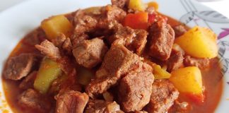 Türk mutfağının köklü yemeklerinden biri olan tas kebabı, hem Anadolu sofralarının vazgeçilmez lezzetlerinden biri hem de kültürel bir miras olarak öne çıkar. Osmanlı döneminden günümüze uzanan bu yemek, etin özenle seçilmesi ve sebzelerle birlikte pişirilmesiyle hazırlanır. Özellikle soğuk kış günlerinde sıcak olarak sofraya sunulan tas kebabı, hem doyurucu hem de besleyici bir seçenek olarak bilinir. Konulu bir haber görseli.