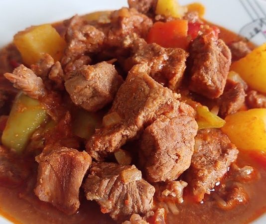 Tas Kebabı: Geleneksel Lezzetin Sıcacık Sofralardaki Yeri Türk mutfağının köklü yemeklerinden biri olan tas kebabı, hem Anadolu sofralarının vazgeçilmez lezzetlerinden biri hem de kültürel bir miras olarak öne çıkar. Osmanlı döneminden günümüze uzanan bu yemek, etin özenle seçilmesi ve sebzelerle birlikte pişirilmesiyle hazırlanır. Özellikle soğuk kış günlerinde sıcak olarak sofraya sunulan tas kebabı, hem doyurucu hem de besleyici bir seçenek olarak bilinir. Konulu bir haber görseli.