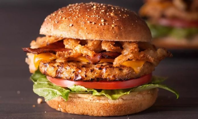 Son yıllarda fast food dünyasında büyük bir dönüşüm yaşanıyor ve bu dönüşümün en dikkat çekici unsurlarından biri de Tavuk Burger oldu. Kırmızı etin yoğun tüketiminden uzaklaşmak isteyenler için daha hafif bir seçenek sunan bu ürün, hem restoran zincirlerinin hem de tüketicilerin gözdesi haline geliyor. Özellikle gençler ve sağlıklı beslenmeyi önemseyenler, öğle ve akşam yemeklerinde daha dengeli alternatifler ararken Tavuk Burgeri tercih ediyor. Konulu bir haber görseli.