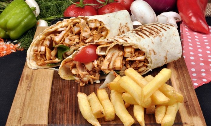 Tavuk Döner Türkiye’nin Vazgeçilmez Sokak Lezzeti Tavuk döner, Türkiye’de hem ekonomik hem de lezzetli olmasıyla öne çıkan sokak yemeklerinden biridir. Yıllardır her yaştan insanın severek tükettiği bu yemek, hem restoranlarda hem de sokak tezgahlarında kolayca bulunur. Pratikliği ve doyuruculuğu sayesinde özellikle öğle yemeklerinde tercih edilen tavuk döner, günlük yaşamın vazgeçilmez bir parçası haline gelmiştir. Konulu bir haber görseli.