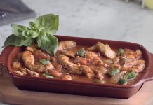 Türk mutfağının en özel yemeklerinden biri olan tavuk güveç, yüzyıllardır sofralarda yerini koruyan köklü bir lezzettir. Kiremit ya da toprak kaplarda pişirilmesiyle öne çıkan bu yemek, hem kırsal bölgelerde hem de şehir hayatında kendine güçlü bir yer edinmiştir. Geleneksel pişirme yöntemlerinin modern mutfaklara taşınmasıyla birlikte, tavuk güveç günümüzde de sevilerek tüketilmeye devam etmektedir. Konulu bir haber görseli.