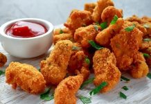 Tavuk nugget, hem çocuklar hem de yetişkinler tarafından çok sevilen bir atıştırmalıktır. Altın rengi çıtır kaplaması ve yumuşak tavuk eti ile mükemmel bir uyum sağlayan nugget, evde veya restoranlarda kolayca hazırlanabilir. Özellikle hızlı atıştırmalık olarak tercih edilen bu lezzet, farklı soslar ile birlikte sunulduğunda sofralara renk katar. Bugün tavuk nugget’in tarihçesinden hazırlama tekniklerine, pişirme yöntemlerinden sunum önerilerine kadar detaylı bir inceleme yapacağız. Konulu bir haber görseli.