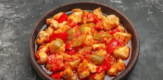 Türk mutfağının en sevilen lezzetlerinden biri olan tavuk sote, hem pratik hem de doyurucu bir ana yemek olarak sofralarda öne çıkar. Yüzyıllardır farklı yörelerde pişirilen bu yemek, tavuk etinin çeşitli sebzelerle kavrulmasıyla hazırlanır. Özellikle ev yemeklerinde ve restoran menülerinde sıkça tercih edilir. Konulu bir haber görseli.