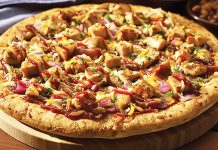 Tavuklu Pizza: Lezzetli ve Pratik Bir Seçenek Tavuklu Pizza Tarihi Ve Kökeni Tavuklu pizza, klasik İtalyan pizzalarından türeyen modern ve lezzetli bir alternatiftir. Tavuk etinin pizzaya eklenmesi, hem protein açısından zengin bir öğün sunar hem de farklı tat kombinasyonları yaratır. İlk olarak Amerika’da popüler hale gelen tavuklu pizza, günümüzde dünya genelinde restoran menülerinde sıkça yer alıyor. Tavuklu pizzanın popülerliği, özellikle hızlı ve dengeli bir öğün arayanlar için idealdir. Restoranlar ve ev mutfaklarında hazırlanan bu pizza, taze malzemelerle birleştiğinde hem göze hem damağa hitap eder. Tavuk, pizza kültürüne yenilik katan bir unsur olarak öne çıkar. Tavuklu Pizza Malzemeleri Ve Hazırlık Süreci Evde veya restoranlarda yapılan tavuklu pizza, hamur, domates sosu, peynir ve tavuk eti ile hazırlanır. Tavuk parçaları, önceden marine edilip sotelenerek pizzaya eklenebilir. Bu işlem, tavuğun hem lezzetini artırır hem de yumuşak bir doku sağlar. Pizzada kullanılan sebzeler de lezzeti tamamlar. Biber, mantar, soğan veya mısır gibi malzemeler tavukla uyum sağlar. Mozzarella veya cheddar peyniri, tavuk ve sebzelerle birleşerek zengin bir tat deneyimi sunar. Hamurun kabarması ve fırın sıcaklığı, pizzanın çıtır ve lezzetli olmasında kritik rol oynar. Restoranlarda Tavuklu Pizza Deneyimi Profesyonel mutfaklarda tavuklu pizza, hem görsellik hem de lezzet açısından özenle hazırlanır. Tavuk parçaları eşit dağıtılarak pizzaya eklenir ve fırınlanır. Fırın sıcaklığı, tavuk etinin kurumasını engeller ve pizza hamurunun ideal dokuda olmasını sağlar. Bazı restoranlar tavuklu pizzayı baharatlı soslarla veya farklı peynir çeşitleriyle sunarak özgün tatlar yaratır. Bu sayede pizza, klasik lezzetinden ayrılarak daha sofistike bir hale gelir. Tavuklu pizza, hem hızlı hem de doyurucu bir öğün alternatifi olarak öne çıkar. Evde Tavuklu Pizza Yapmanın Püf Noktaları Evde yapılan tavuklu pizza, malzeme seçimi ve hazırlık süreci ile fark yaratır. Hamur ne çok ince ne de çok kalın olmalıdır; bu denge pizzanın dokusunu belirler. Tavuk etinin önceden marine edilmesi ve uygun şekilde pişirilmesi, pizzanın lezzetini artırır. Sebzeler ve peynir, tavukla uyumlu şekilde eklenmelidir. Mozzarella peyniri, tavuk parçalarının üzerinde eriyerek hem lezzet hem de görsellik sağlar. Fırın sıcaklığı genellikle 220-250 derece arasında olmalı ve pişirme süresi hamurun kalınlığına göre ayarlanmalıdır. Tavuklu Pizza Çeşitleri Tavuklu pizza, malzeme kombinasyonuna göre farklılık gösterir. Barbekü soslu, acılı tavuklu, mantarlı ve sebzeli seçenekleri bulunur. Bu çeşitler pizzayı hem lezzet hem de besin değeri açısından zenginleştirir. Diyet tercihlerine göre glutensiz hamur veya az yağlı peynir kullanarak evde tavuklu pizza hazırlamak mümkündür. Bu alternatifler, sağlıklı beslenme alışkanlığına önem verenler için idealdir. Tavuklu pizza, hem klasik hem de modern damak zevklerine hitap eder. Tavuklu Pizza Sağlık Açısından Temel malzemeleri tavuk ve sebzeler olan tavuklu pizza, dengeli bir öğün alternatifi oluşturur. Tavuk eti protein açısından zengindir ve kas gelişimini destekler. Sebzeler ise vitamin, mineral ve lif sağlar. Peynirler de kalsiyum ve protein içererek öğünü tamamlar. Evde yapılan tavuklu pizzada yağ ve tuz miktarının kontrol edilmesi, daha sağlıklı bir seçenek sunar. Taze sebzeler ve kaliteli tavuk kullanımı, pizzayı hem lezzetli hem de besleyici bir öğün haline getirir. Tavuklu Pizza Kültürü ve Popülerliği Tavuklu pizza, dünya genelinde pizza kültürünün modern ve sağlıklı alternatiflerinden biri olarak öne çıkıyor. Restoranlardan ev mutfaklarına kadar her yerde bulunabilir. Tavuklu pizzanın popülerliği, hem hızlı hem de doyurucu bir öğün arayanlar için vazgeçilmez bir seçenek olmasını sağlıyor. Restoran zincirlerinden butik pizzacılara kadar pek çok yerde sunulan tavuklu pizza, klasik pizza türleri arasında kendine özel bir yer edinmiştir. Tavuk etinin ve malzemelerin tazeliği, pizzayı her yaştan tüketici için cazip kılar ve pizza kültürünü daha zengin bir hale getirir. Konulu bir haber görseli.