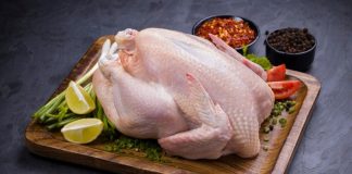 Teflon tavuk, hem pratik hem de lezzetli bir yemek seçeneği olarak öne çıkar. Tavuk eti, doğru şekilde marine edilip teflon tavada pişirildiğinde, dışı çıtır çıtır, içi ise sulu ve yumuşak kalır. Bu yöntem, özellikle yoğun tempolu günlerde hızlı ve sağlıklı bir öğün hazırlamak isteyenler için idealdir. Konulu bir haber görseli.