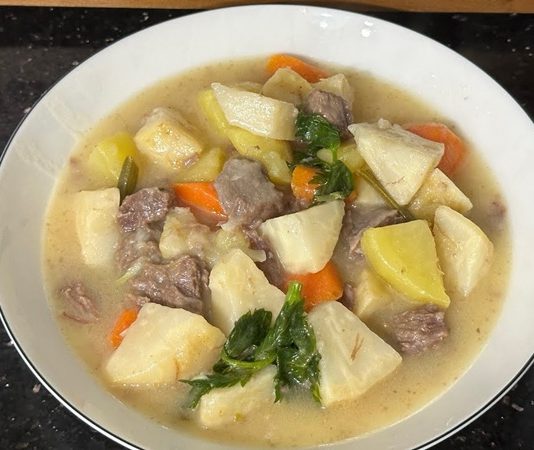 Terbiyeli kereviz, Türk mutfağında kendine özel bir yere sahip, hafif ve besleyici bir yemektir. Kereviz, hem lif hem de vitamin açısından oldukça zengindir ve özellikle sindirim sistemi sağlığı için önem taşır. Terbiye ile hazırlanan kereviz, yemeğe yumuşak bir doku ve aromatik bir tat kazandırır. Konulu bir haber görseli.