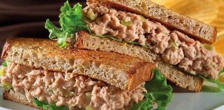 Ton balıklı sandviç, sağlıklı ve pratik öğün arayışının bir sonucu olarak ortaya çıkmıştır. İlk kez 20. yüzyılın ortalarında Amerika’da popülerleşen bu sandviç, kısa sürede dünya mutfaklarında kendine yer buldu. Balığın protein değeri ve düşük yağ oranı, ton balıklı sandviçi besleyici bir alternatif haline getirir. Konulu bir haber görseli.
