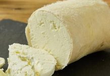 Tulum peynir, Türk mutfağının en eski ve en özel peynir çeşitlerinden biridir. Kendine özgü aroması ve yoğun tuzlu tadı ile sofralarda ayrı bir yere sahiptir. Kahvaltılarda, aperatiflerde ve yemeklerde sıklıkla tercih edilen bu peynir, hem lezzeti hem de besleyici değeri ile öne çıkar. Geleneksel üretim teknikleri ve doğal malzemelerle yapılan tulum peynir, peynir severler için vazgeçilmez bir seçenek haline gelmiştir. Konulu bir haber görseli.