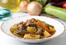 Türlü, Anadolu mutfağının en renkli ve en zengin sebze yemeklerinden biridir. İçinde barındırdığı farklı sebzeler sayesinde hem görsel açıdan hem de lezzet bakımından sofralara çeşitlilik katar. Özellikle yaz aylarında taze sebzelerin bol olmasıyla birlikte türlü yemeği, sofraların vazgeçilmezlerinden biri haline gelir. Konulu bir haber görseli.