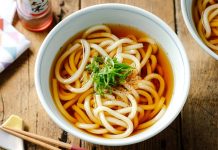 Udon: Japon Mutfağının Geleneksel ve Modern Yüzü Japon mutfağının en köklü lezzetlerinden biri olan Udon, kalın yapısıyla diğer eriştelerden kolayca ayrılır. Bu yemek, buğday unundan elde edilen uzun ve yumuşak eriştelerle hazırlanır. Sıcak ya da soğuk servis edilebilen Udon, farklı malzemelerle birleştiğinde hem doyurucu hem de sağlıklı bir seçenek haline gelir. Konulu bir haber görseli.