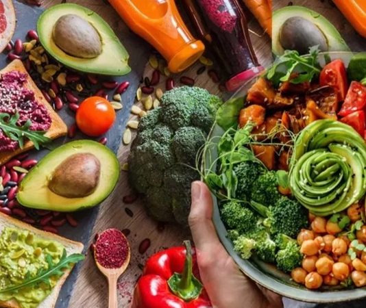 Günümüzde sağlıklı yaşam ve çevre bilincinin artmasıyla birlikte vegan yemekler daha fazla ilgi görüyor. Vegan beslenme, hayvansal ürünlerin tümünden kaçınmayı temel alır ve yalnızca bitkisel kaynaklı besinlerle beslenmeyi öngörür. Bu yaklaşım, hem sağlığın korunmasına hem de etik açıdan hayvan haklarının gözetilmesine yardımcı olur. Konulu bir haber görseli.