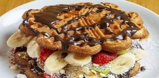 Waffle, Belçika kökenli, çıtır dışı ve yumuşak içi ile bilinen tatlı hamur ürünüdür. Orta Çağ’dan bu yana Avrupa’da tüketilen bu lezzet, zamanla Amerika ve diğer kıtalara yayılmıştır. Geleneksel olarak kahvaltıda veya tatlı saatlerinde tercih edilen waffle, taze meyve, çikolata veya karamel sosla servis edilir. Konulu bir haber görseli.