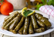 Zeytinyağlı yaprak sarma, Türk mutfağının en sevilen geleneksel lezzetlerinden biridir. Özellikle meze olarak sofralarda sıkça yer alır ve hem hafif hem de besleyici bir alternatif sunar. Yaprak sarması, sadece Türkiye’de değil, Orta Doğu ve Balkan mutfaklarında da farklı yorumlarla hazırlanır. Konulu bir haber görseli.