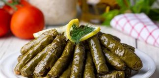 Zeytinyağlı Yaprak Sarma: Sofraların Vazgeçilmez Lezzeti Zeytinyağlı yaprak sarma, Türk mutfağının en sevilen geleneksel lezzetlerinden biridir. Özellikle meze olarak sofralarda sıkça yer alır ve hem hafif hem de besleyici bir alternatif sunar. Yaprak sarması, sadece Türkiye’de değil, Orta Doğu ve Balkan mutfaklarında da farklı yorumlarla hazırlanır. Konulu bir haber görseli.