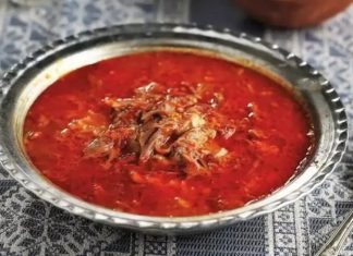 Beyran Çorbası Gaziantep Sofralarının Efsane Lezzeti Beyran çorbası, Gaziantep başta olmak üzere Güneydoğu Anadolu mutfağının en önemli yöresel çorbalarından biridir. Et suyu ve pirinçle hazırlanan bu çorba, sarımsak ve kırmızı biberin eşsiz aromasıyla sofralara güçlü bir tat kazandırır. Özellikle kahvaltılarda ve sabah öğünlerinde tercih edilen beyran çorbası, hem doyurucu hem de besleyici yapısıyla öne çıkar. Yöresel mutfaklarda nesiller boyunca yapılan tarifler, bu çorbanın geleneksel özelliklerini korumasını sağlar. Konulu bir haber görseli.