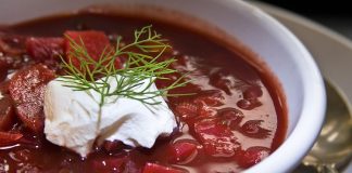 Doğu Avrupa mutfağının en ikonik çorbalarından biri olan Borscht, son yıllarda gastronomi dünyasında yeniden popülerleşiyor. Özellikle kırmızı pancarın yoğun rengini ve tatlı-ekşi aromalarını bir araya getiren bu çorba, hem geleneksel sofraların hem de modern restoran menülerinin vazgeçilmez bir parçası hâline geldi. Besleyici içeriği ve doyurucu yapısıyla bilinen Borscht, sadece Doğu Avrupa’da değil, dünya çapında da tanınan bir lezzet olarak öne çıkıyor. Türkiye’de de son yıllarda artan gastronomi ilgisi sayesinde bu çorba mutfaklarda yerini almış durumda. Konulu bir haber görseli.