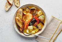 Fransa’nın güney sahillerinde doğan Bouillabaisse, yüzyıllardır Akdeniz mutfak kültürünün en önemli simgelerinden biri olarak biliniyor. Marsilya balıkçıları tarafından geliştirilen bu özel yemek, hem köklü tarihi hem de aromatik yapısıyla son yıllarda yeniden uluslararası arenada büyük bir popülerlik kazandı. Özellikle gastronomi dünyasında artan özgün tarif arayışı, Bouillabaisse gibi geleneksel lezzetleri yeniden öne çıkarıyor. Akdeniz’in karakteristik dokusunu yansıtan çorba, içerdiği taze balıklar, kabuklular ve aromatik sebzelerle hem besleyici hem de kültürel bir değer taşıyor. Konulu bir haber görseli.