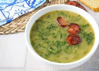 Caldo Verde Portekiz’in Sıcak Sofralarından Dünyaya Yayılan Lezzet Portekiz mutfağının en sevilen geleneksel çorbalarından biri olan Caldo Verde, sade malzemelerle büyük bir lezzet sunmasıyla biliniyor. Hem doyurucu hem besleyici olması sayesinde sadece Portekiz’de değil, dünyanın farklı mutfaklarında da ilgi görmeye başlayan bu özel çorba, özellikle son yıllarda gastronomi meraklılarının dikkatini çekiyor. Yumuşacık dokusu, hafif dumanlı aroması ve ferahlatıcı bitkisel tadıyla Caldo Verde, gastronomik açıdan kültürel bir miras niteliği taşıyor. Konulu bir haber görseli.