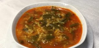 Çiriş otu çorbası, özellikle bahar aylarında Anadolu’nun birçok bölgesinde sofraları süsleyen geleneksel ve şifalı bir lezzet olarak öne çıkıyor. Doğal olarak dağlarda yetişen çiriş otu, hem besleyici yapısı hem de aromatik tadıyla biliniyor. Bu değerli bitki, özellikle Doğu ve İç Anadolu bölgelerinde yaygın olarak tüketiliyor ve çorba formunda en sağlıklı hâline ulaşıyor. Çiriş otu çorbası, baharın gelmesiyle birlikte pazarlarda satışa sunulan taze çiriş otları sayesinde daha çok gündeme geliyor ve yöresel mutfağın önemli temsilcilerinden biri olmaya devam ediyor. Konulu bir haber görseli.