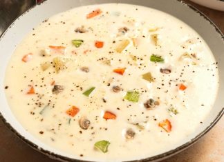 Clam Chowder Amerika’nın En Sevilen Deniz Ürünü Çorbası Yeniden Popülerleşiyor Amerikan mutfağının ikonik lezzetlerinden biri olan Clam Chowder, son yıllarda hem restoran menülerinde hem de ev yapımı tariflerde yeniden yükselişe geçti. Özellikle deniz ürünlerini sevenlerin favorisi hâline gelen bu kremamsı çorba, kökeni itibarıyla Atlantik kıyılarına dayanıyor. Lezzet olarak yoğun, dokusu bakımından doyurucu olan Clam Chowder, bugün dünya çapında bilinen bir tat hâline gelmiş durumda. Türkiye’de de gastronomi meraklılarının ilgisini çeken bu özel çorba, kendine özgü kıvamı ve aromasıyla farklı damaklara hitap etmeyi başarıyor. Konulu bir haber görseli.