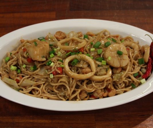 Deniz mahsullü noodle çorbası, dünya mutfakları arasında son yıllarda popülerliği hızla artan tariflerden biri olarak öne çıkıyor. Özellikle deniz ürünlerini sevenler için eşsiz bir lezzet sunan bu çorba, hem besleyici hem de pratik yapısıyla mutfakların vazgeçilmezlerinden biri haline geliyor. Noodle ve deniz mahsulleri kombinasyonu, farklı kültürlerin mutfak anlayışını bir araya getirerek damaklarda unutulmaz bir tat bırakıyor. Konulu bir haber görseli.