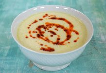 Türkiye’nin geleneksel yemek kültürü denildiğinde akla gelen ilk çorbalardan biri olan düğün çorbası, köklü geçmişi ve yoğun aromasıyla hem ev sofralarında hem de restoran menülerinde yeniden yükselişe geçti. Özellikle et suyunun zengin lezzetiyle harmanlanan çorba, yörelere göre farklılık gösteren yapısıyla kültürel çeşitliliği en iyi temsil eden tatlardan biri olarak dikkat çekiyor. Günümüzde yalnızca düğünlerde değil, günlük yaşamın birçok farklı noktasında tercih edilen bu geleneksel lezzet, kış mevsiminin de en çok tüketilen çorbalarından biri hâline geldi. Konulu bir haber görseli.